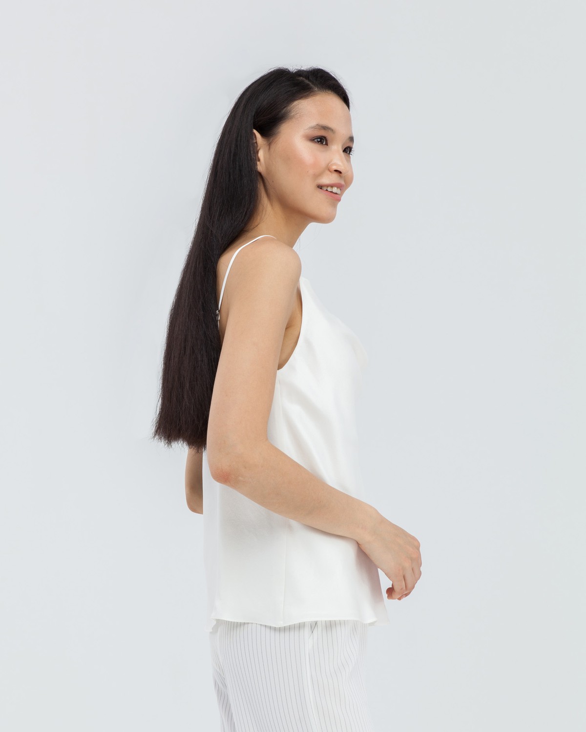 Топ ТО007, цвет: белый Allweneed Двухслойный шёлковый топ в бельевом стиле с шалевым воротником, регулируемый бретелями. Невероятно нежный материал и драпировка делают топ идеальным для создания вечерних образов.