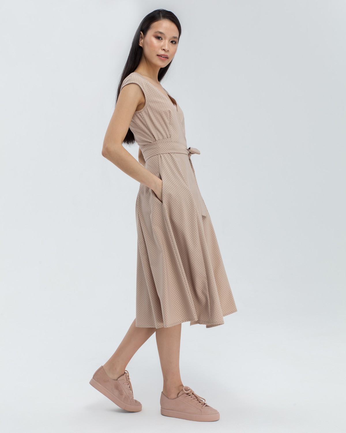 Платье на запах с юбкой солнце выполнено из легкого хлопка. Фиксируется на потайной пояс внутри изделия. Данный силуэт платья подчеркивает фигуру и приближает ее к идеальным песочным часам.