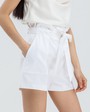 Шорты SHO002, цвет: белый Allweneed Шорты с накладными карманами, резинкой,завязками на талии и поясом в тон изделия. Сочетайте с жакетом от комплекта, чтобы создать стильный look для отпуска.
На модели размер XS