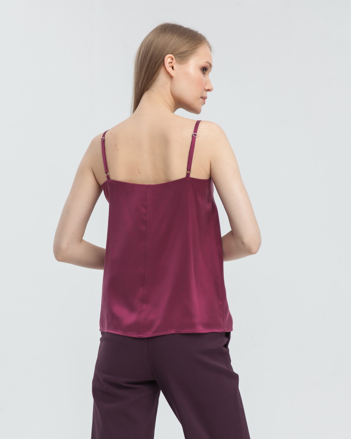 Двухслойный шелковый топ в бельевом стиле с V образным вырезом незаменимая база. Надевайте его подо все под жакет, под свитер, под кардиган, или носите поверх футболки. Наш совет купите топ в нескольких цветах, сочетающихся с вашим любимым брючным костюмом, чтобы создавать больше образов под настроение.

На модели размер XS