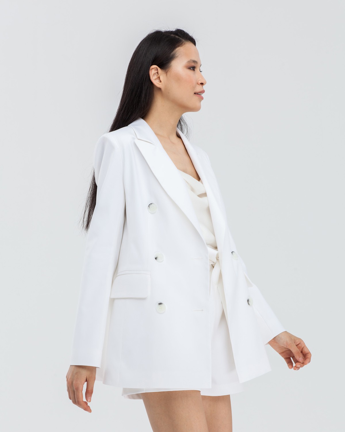 Летний, слегка приталенный, двубортныйжакет. Сочетайте с шортами от комплекта для создания стильного образа для отпуска.