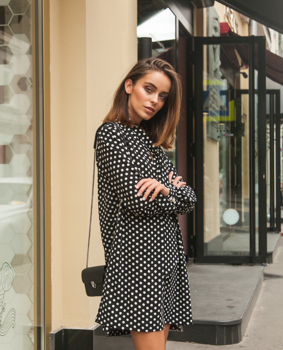 Ненавязчивая цитата из стиля 80-х - платье свободного силуэта с крупным бантом. Выполненная из вискозного шелка и крепа, данная модель подойдет для создания как дневных, так и вечерних аутфитов. Носите его свободным в расслабленном стиле, либо, дополнив ремнем, для создания более восьмидесятнического образа.