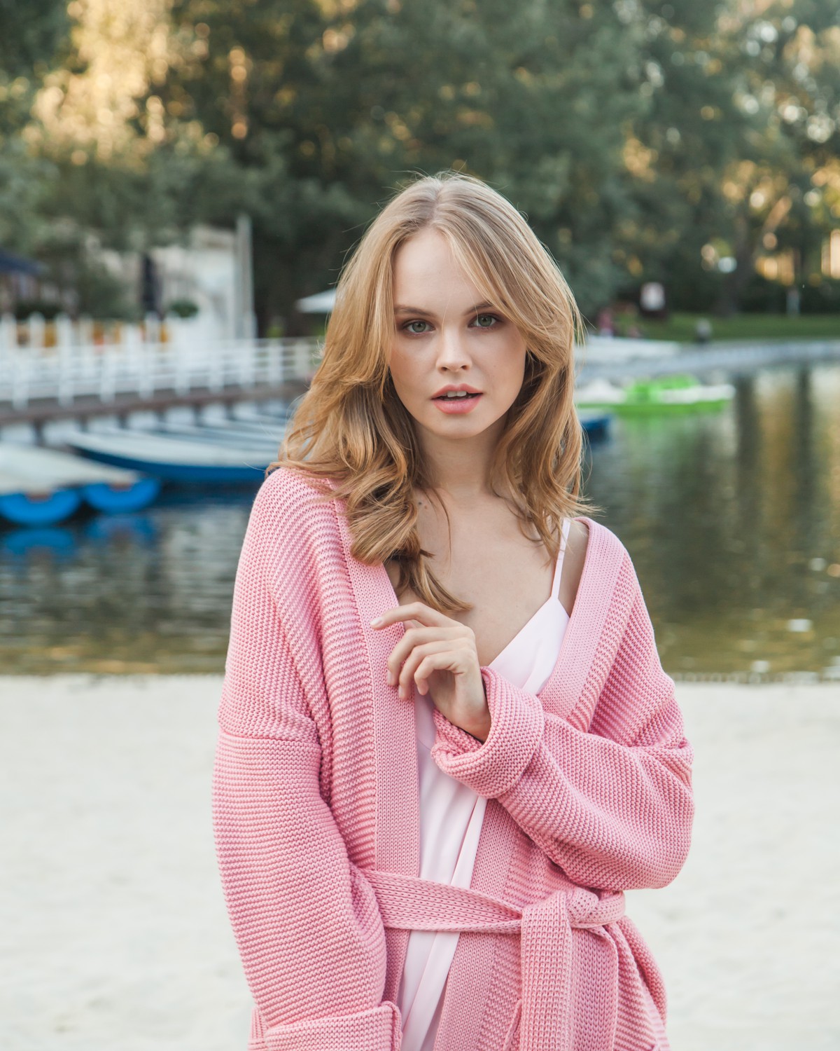 Хлопковый кардиган длины миди с карманами и поясом идеален для прохладных летних вечеров