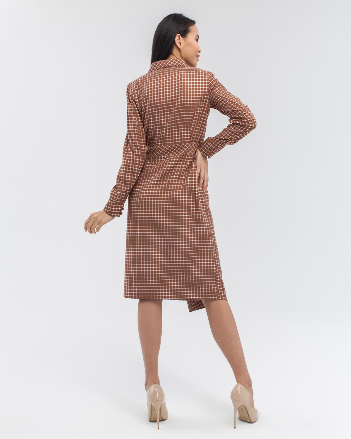 Платье с английским воротником на запах. Дополнено длинным поясом с пряжкой в тон изделия и застежкойна потайную пуговицу. Диагональные линии, которые создает запах, формируют силуэт песочные часы и подчеркивает талию.