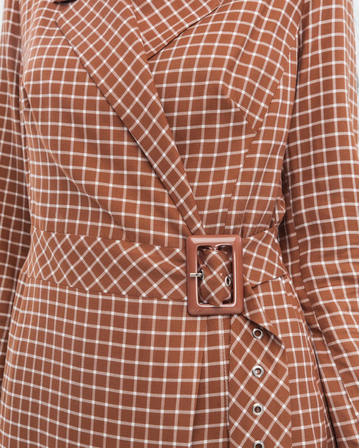 Платье с английским воротником на запах. Дополнено длинным поясом с пряжкой в тон изделия и застежкойна потайную пуговицу. Диагональные линии, которые создает запах, формируют силуэт песочные часы и подчеркивает талию.