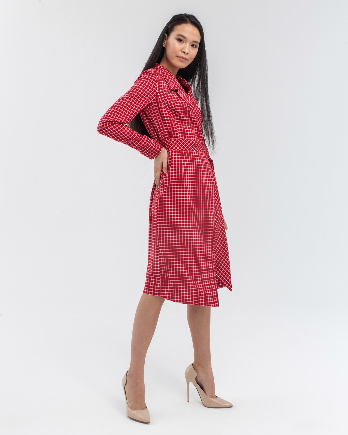 Платье DR043, цвет: красный в белую клетку Allweneed Платье с английским воротником на запах. Дополнено длинным поясом с пряжкой в тон изделия и застежкойна потайную пуговицу. Диагональные линии, которые создает запах, формируют силуэт песочные часы и подчеркивает талию.