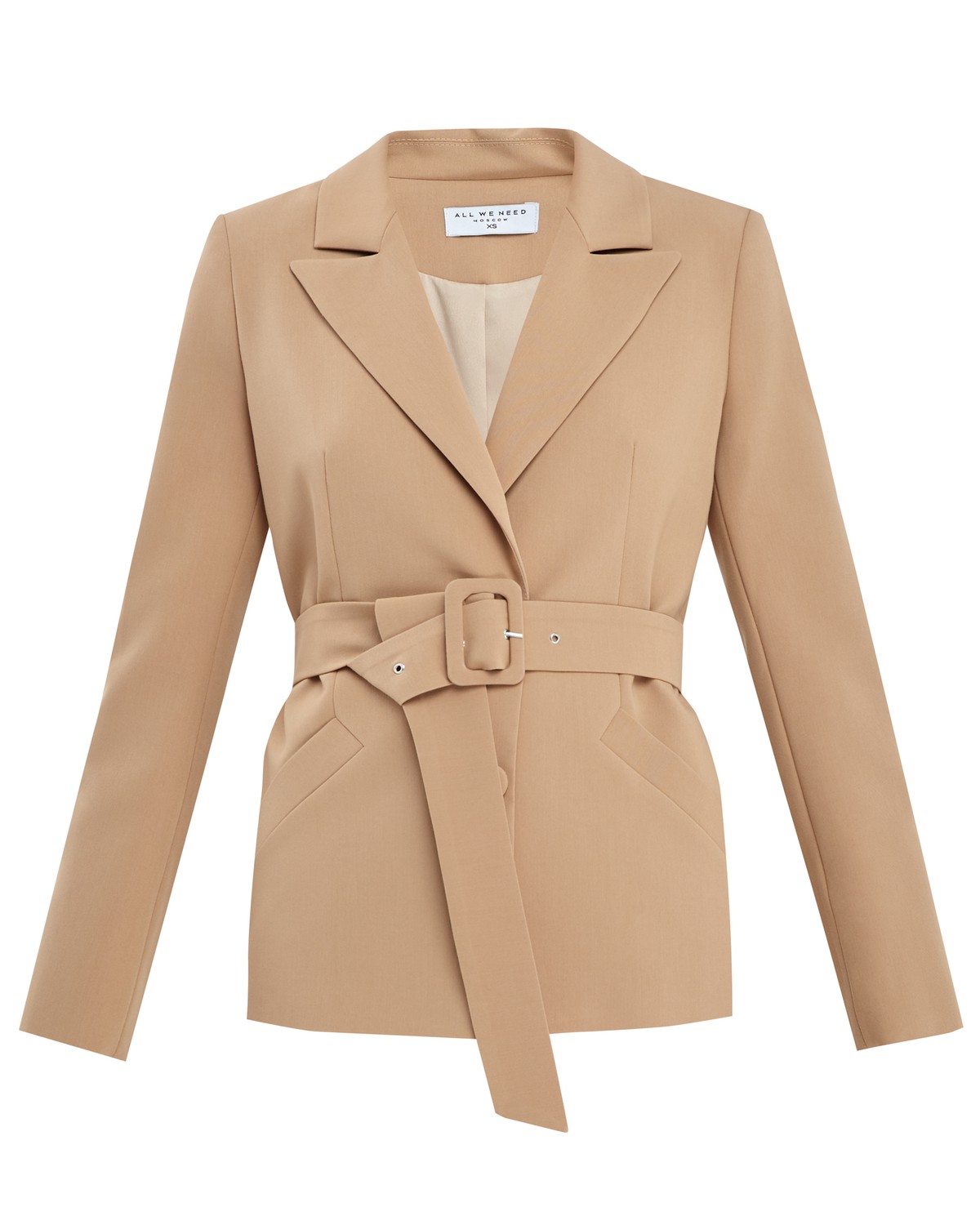 Слегка приталенный однобортный жакет с застежкой на две пуговицы и клапанами на карманах. Дополнен широким поясом с обтяжной пряжкой в тон изделия и обтяжными пуговицами. Широкий пояс подчеркнет тонкую талию и сформирует силуэт песочные часы