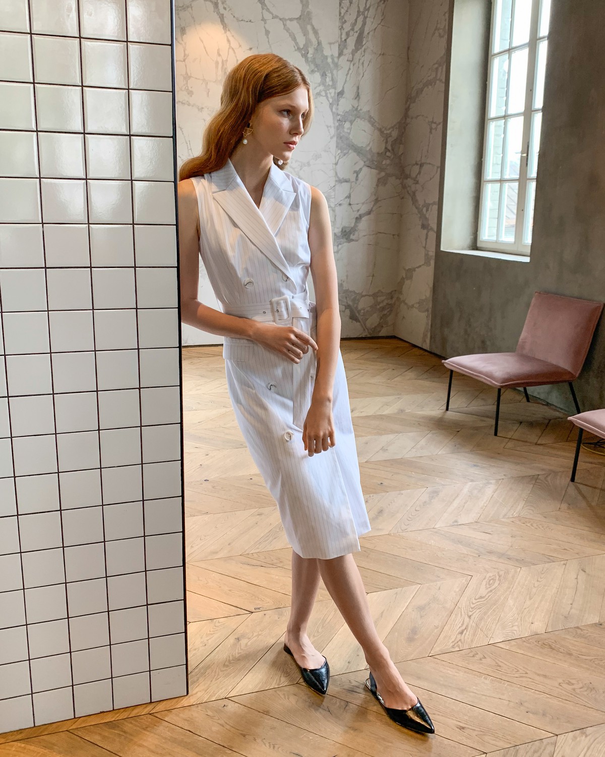 Двубортное платье-жакет длины миди без рукавов с посадкой по фигуре. Дополнено поясом в тон с пряжкой в тон и клапанами на карманах. С ним Вы можете собрать элегантый, вечерный или деловыйобраз.

На модели размер XS