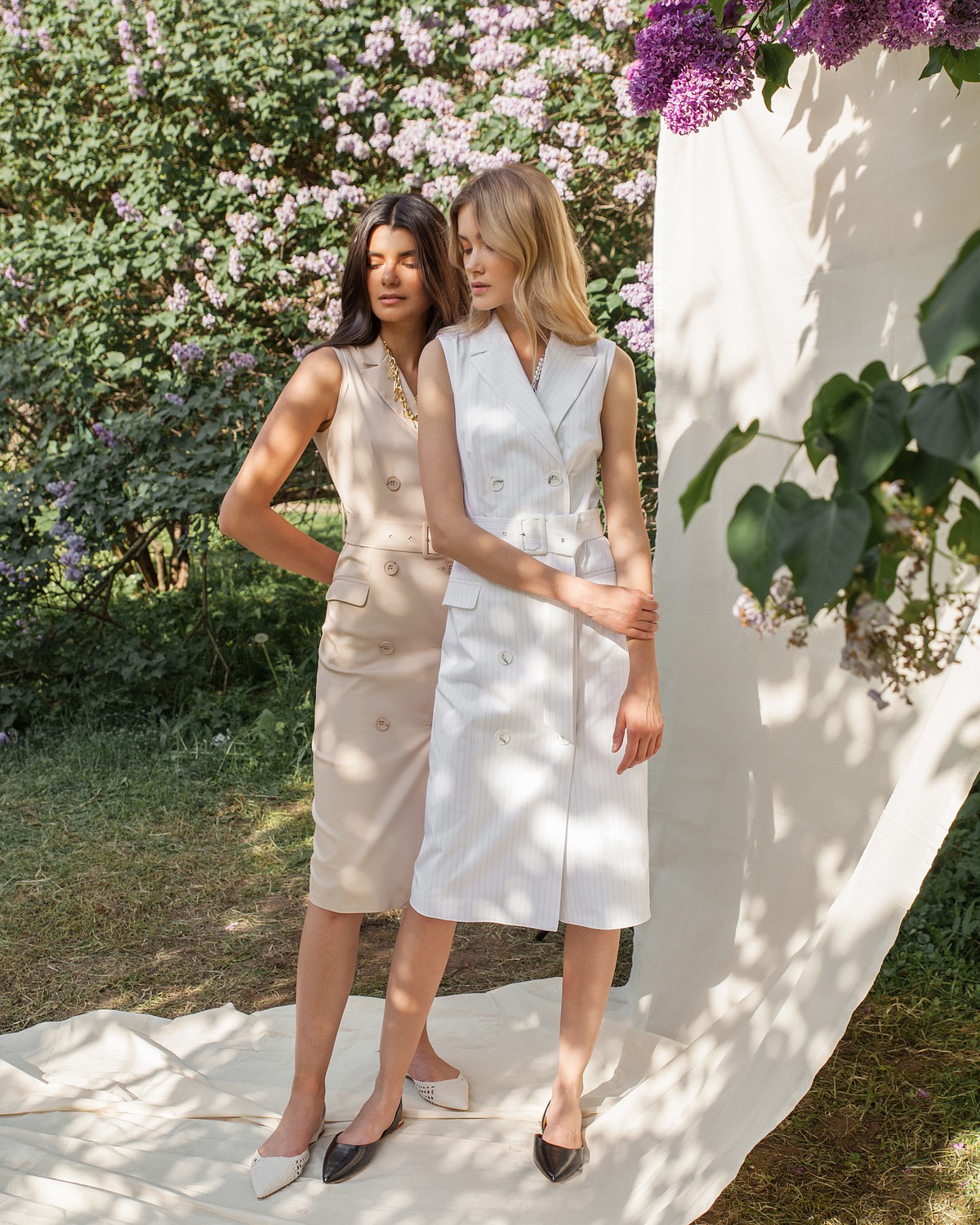 Двубортное платье-жакет длины миди без рукавов с посадкой по фигуре. Дополнено поясом в тон с пряжкой в тон и клапанами на карманах. С ним Вы можете собрать элегантый, вечерный или деловыйобраз.

На модели размер XS