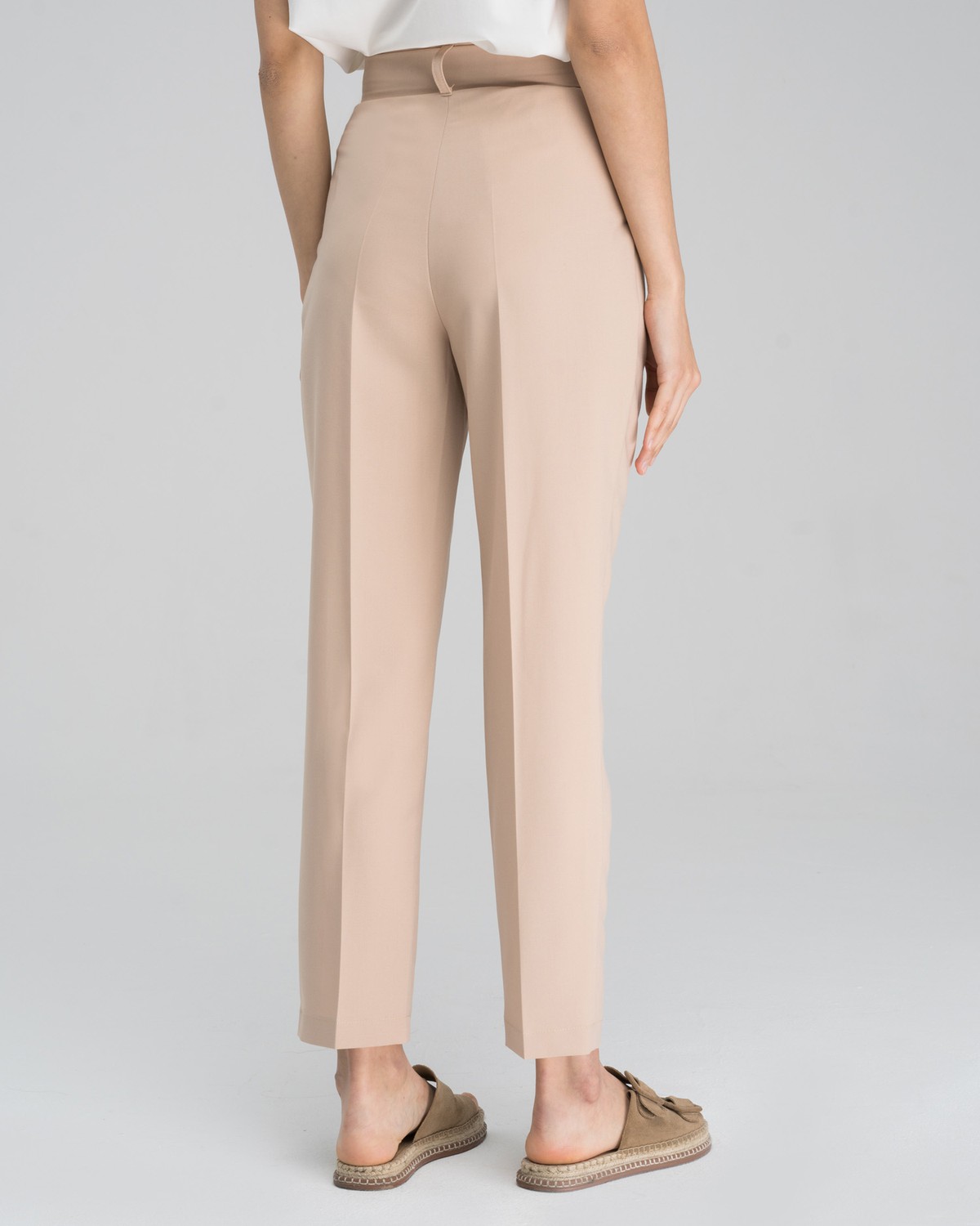 Зауженные брюки на высокой талии дополнены поясом в тон изделия.Сочетайте с однотонным жакетом из комплекта для создания изысканного, делового или вечернего образа.

На модели размер XS