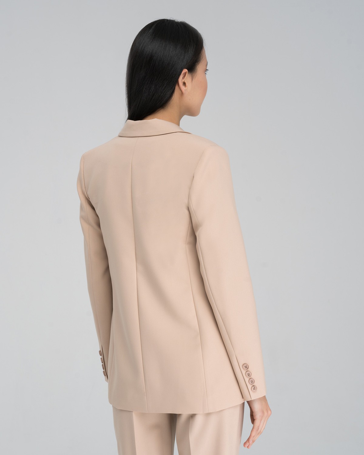 Двубортный жакет свободного кроя с обтяжными пуговицами и клапанами на карманах. Сочетайте с брюками в тон для создания изысканного, делового или вечернего образа.

На модели размер XS