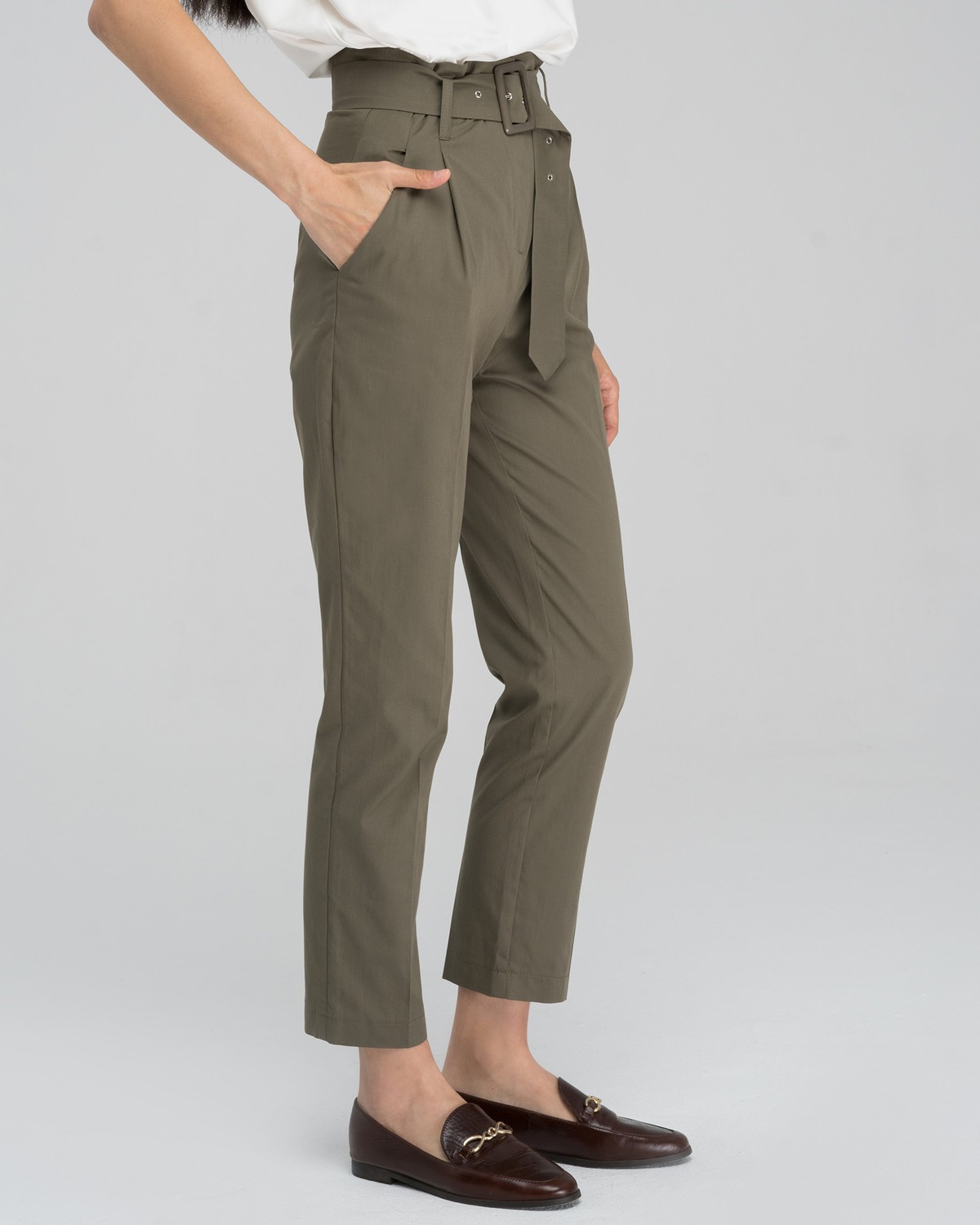 Брюки на высокой талии с поясом, цвет: хаки Allweneed Зауженные брюки на высокой талии дополнены поясом в тон изделия.Сочетайте с однотонным жакетом из комплекта для создания изысканного, делового или вечернего образа.
На модели размер XS