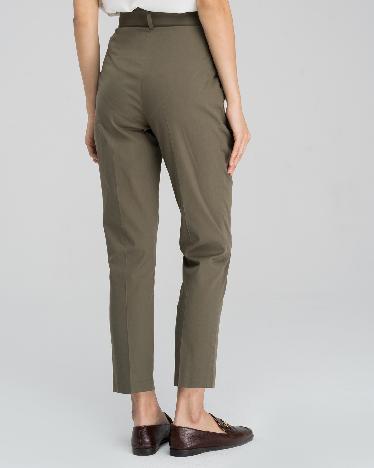 Брюки на высокой талии с поясом, цвет: хаки Allweneed Зауженные брюки на высокой талии дополнены поясом в тон изделия.Сочетайте с однотонным жакетом из комплекта для создания изысканного, делового или вечернего образа.
На модели размер XS