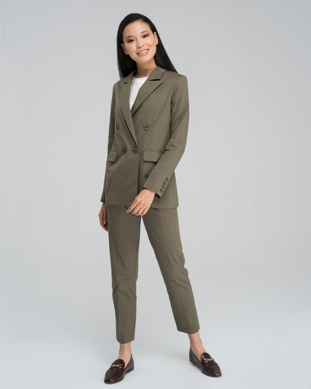 Брюки на высокой талии с поясом, цвет: хаки Allweneed Зауженные брюки на высокой талии дополнены поясом в тон изделия.Сочетайте с однотонным жакетом из комплекта для создания изысканного, делового или вечернего образа.
На модели размер XS