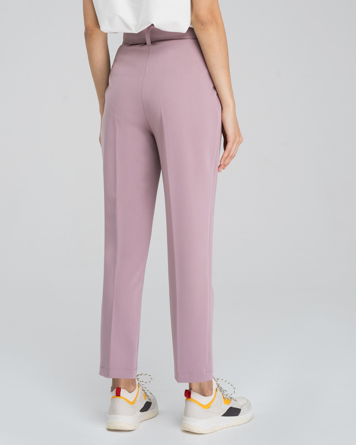 Зауженные брюки на высокой талии дополнены поясом в тон изделия.Сочетайте с однотонным жакетом из комплекта для создания изысканного, делового или вечернего образа.

На модели размер XS