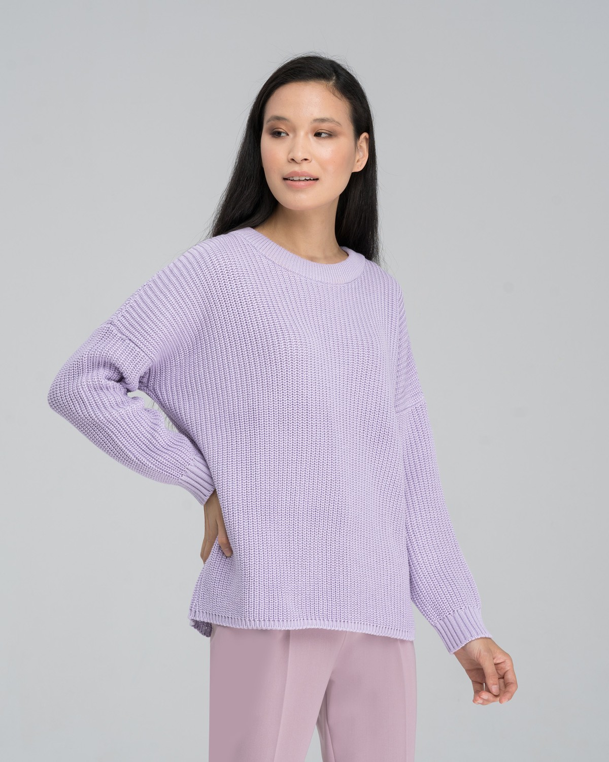 Свитер OVERSIZE SW001-1, цвет: лавандовый Allweneed Хлопковый свитер крупной вязки с круглым вырезом.Cвитероверсайзпозволяет создать множество образов, которыеподчеркнут девичью хрупкость. В нем удобно и уютно,его обладательница будет выглядеть как никогда женственно и изящно.