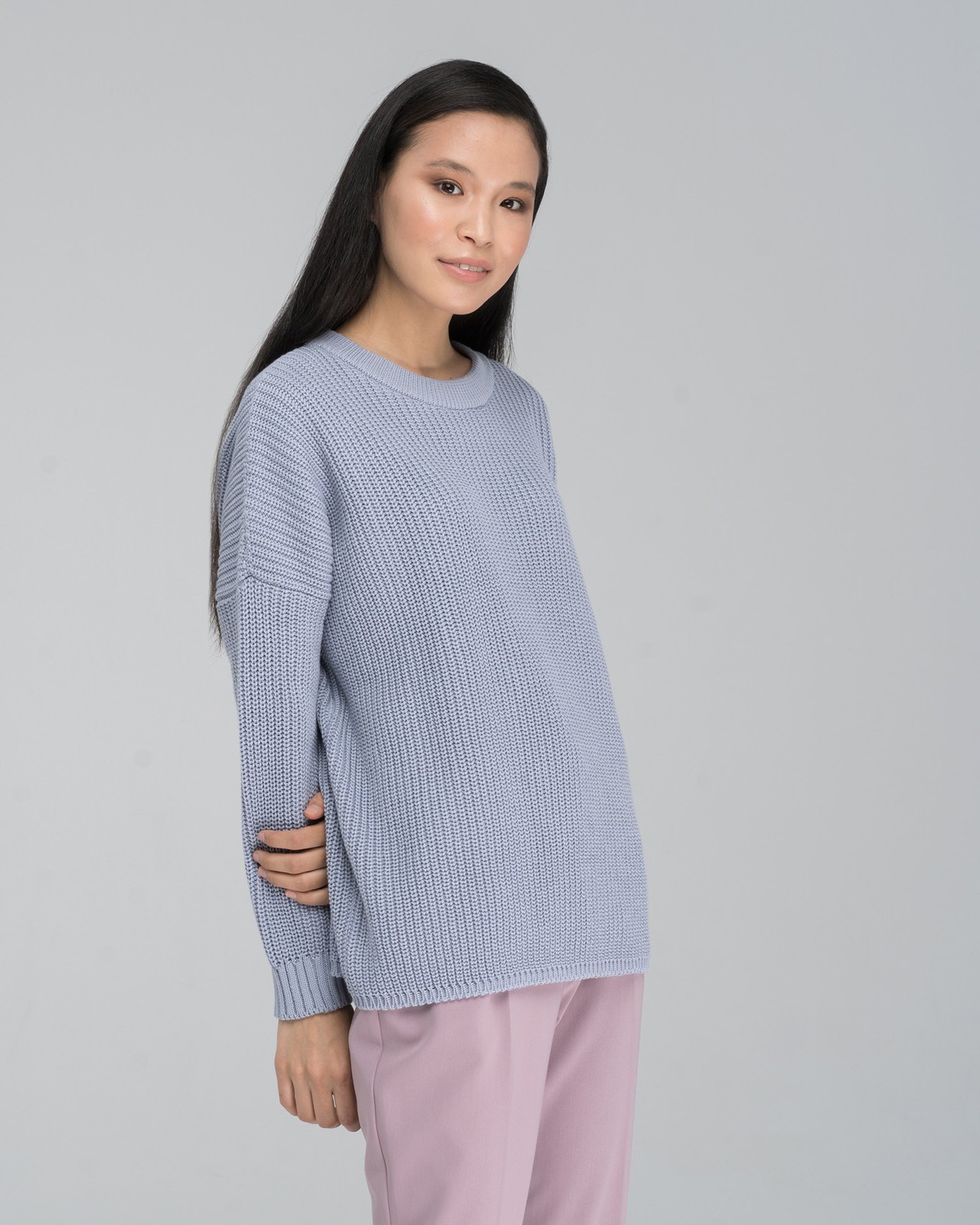 Хлопковый свитер крупной вязки с круглым вырезом.Cвитероверсайзпозволяет создать множество образов, которыеподчеркнут девичью хрупкость. В нем удобно и уютно,его обладательница будет выглядеть как никогда женственно и изящно.