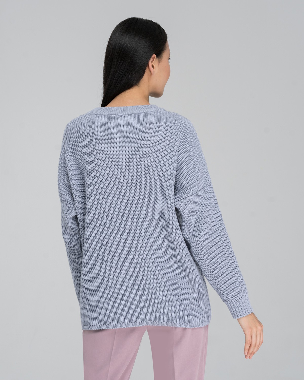 Хлопковый свитер крупной вязки с круглым вырезом.Cвитероверсайзпозволяет создать множество образов, которыеподчеркнут девичью хрупкость. В нем удобно и уютно,его обладательница будет выглядеть как никогда женственно и изящно.