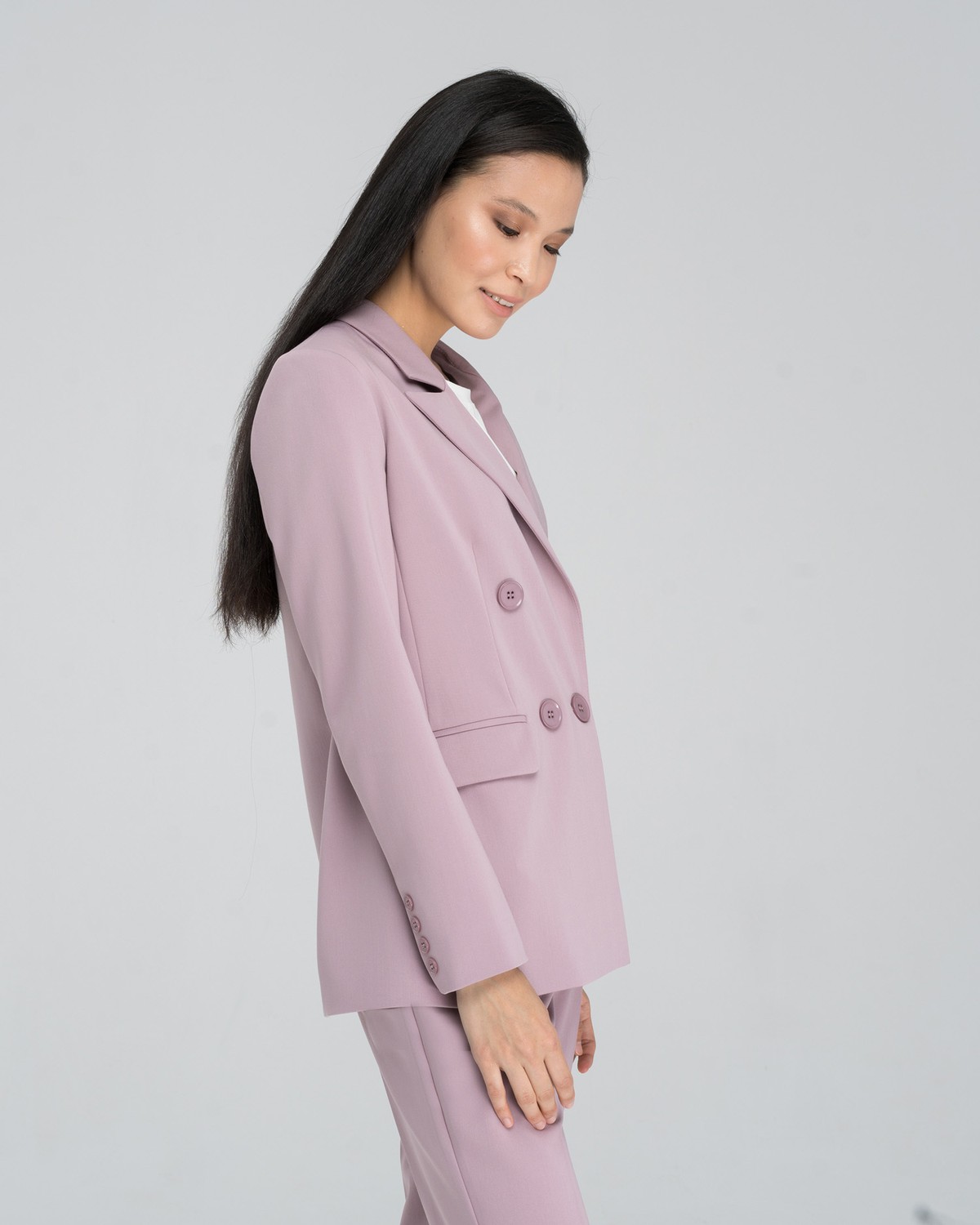 Двубортный жакет свободного кроя с обтяжными пуговицами и клапанами на карманах. Сочетайте с брюками в тон для создания изысканного, делового или вечернего образа.

На модели размер XS