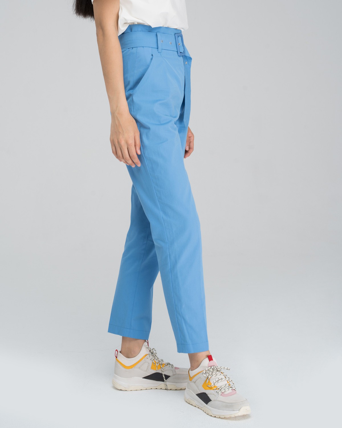 Зауженные брюки на высокой талии дополнены поясом в тон изделия.Сочетайте с однотонным жакетом из комплекта для создания изысканного, делового или вечернего образа.

На модели размер XS