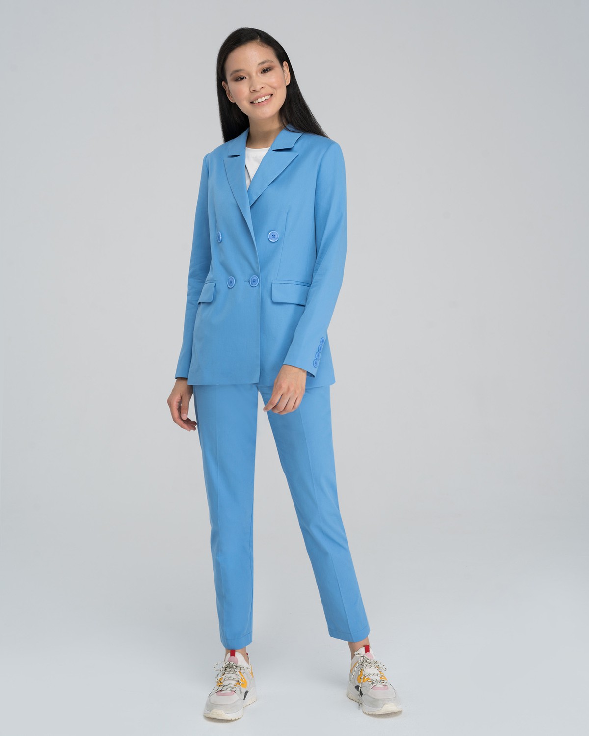 Зауженные брюки на высокой талии дополнены поясом в тон изделия.Сочетайте с однотонным жакетом из комплекта для создания изысканного, делового или вечернего образа.

На модели размер XS