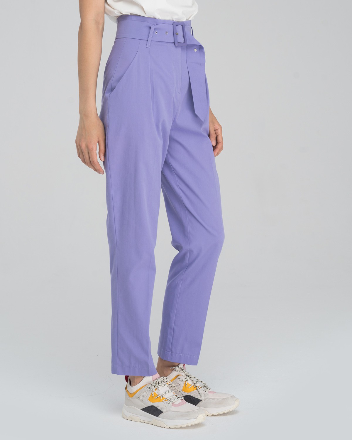 Зауженные брюки на высокой талии дополнены поясом в тон изделия.Сочетайте с однотонным жакетом из комплекта для создания изысканного, делового или вечернего образа.

На модели размер XS