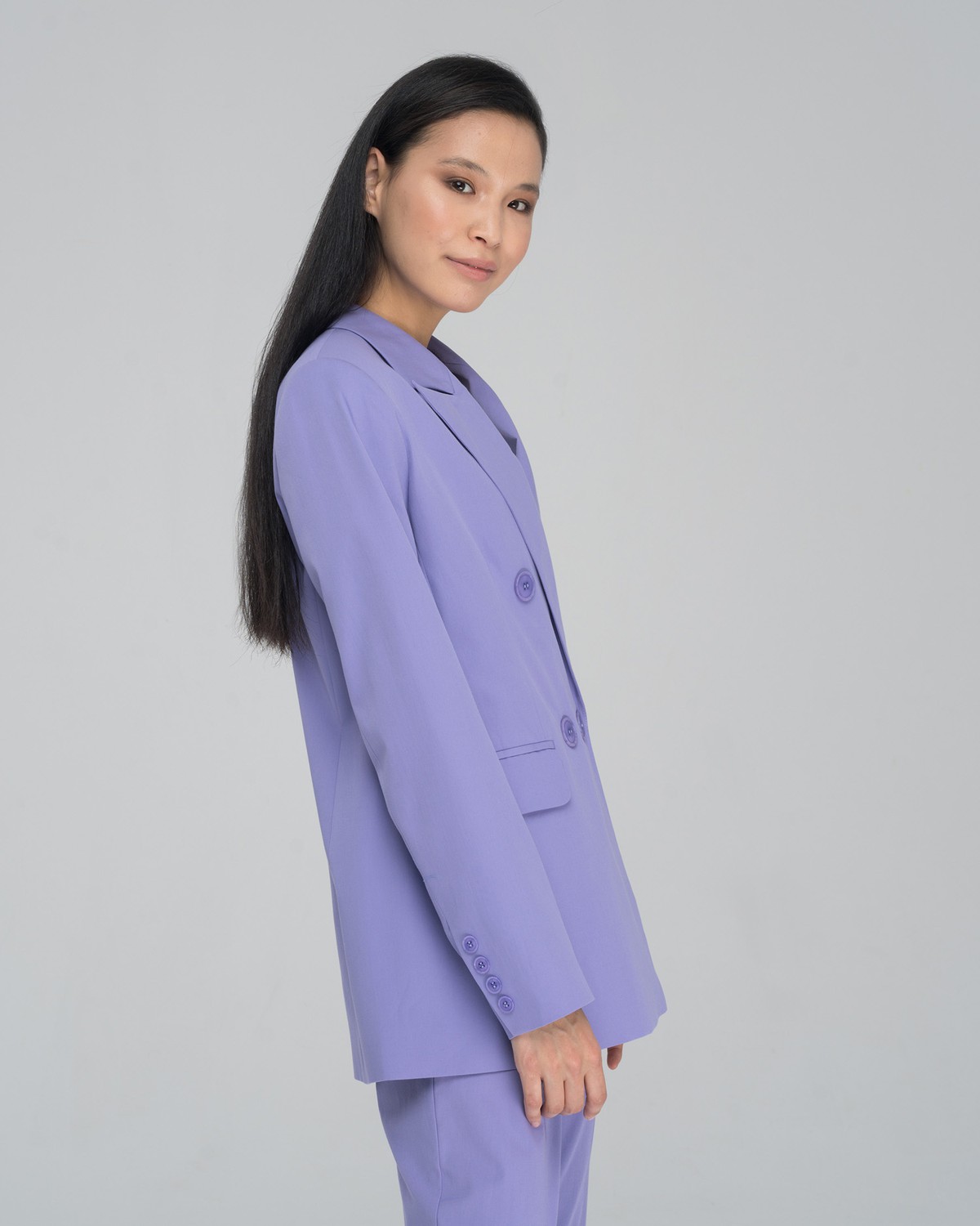 Жакет JA007, цвет: лаванда Allweneed Двубортный жакет свободного кроя с обтяжными пуговицами и клапанами на карманах. Сочетайте с брюками в тон для создания изысканного, делового или вечернего образа.
На модели размер XS