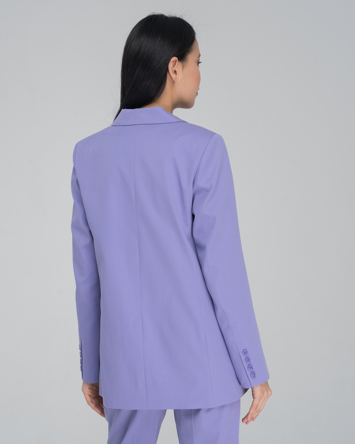 Жакет JA007, цвет: лаванда Allweneed Двубортный жакет свободного кроя с обтяжными пуговицами и клапанами на карманах. Сочетайте с брюками в тон для создания изысканного, делового или вечернего образа.
На модели размер XS