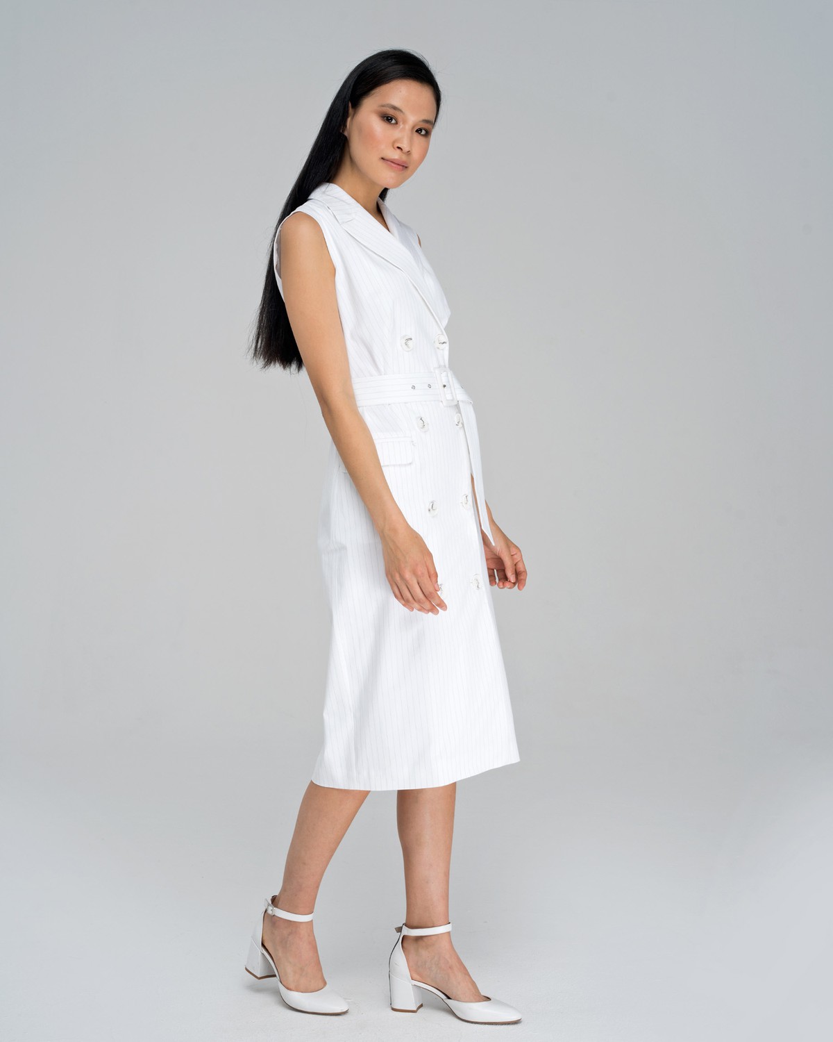 Двубортное платье-жакет длины миди без рукавов с посадкой по фигуре. Дополнено поясом в тон с пряжкой в тон и клапанами на карманах. С ним Вы можете собрать элегантый, вечерный или деловыйобраз.

На модели размер XS