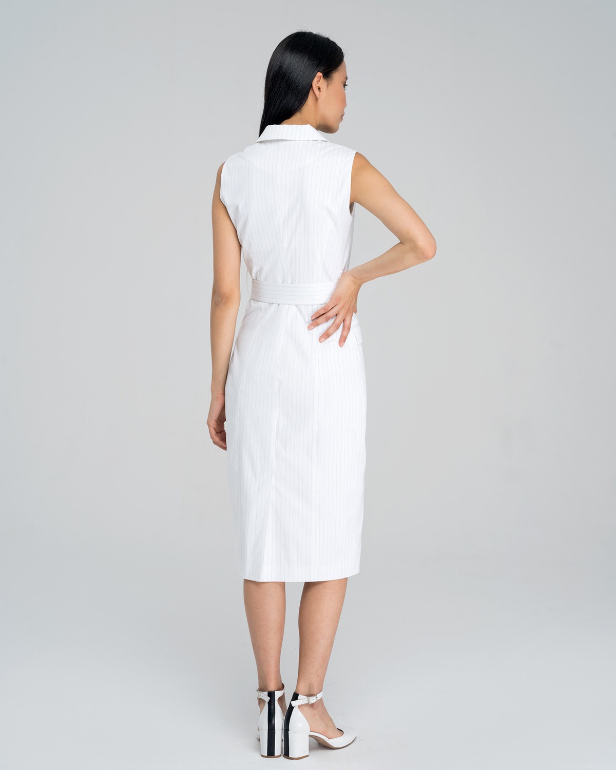 Двубортное платье-жакет длины миди без рукавов с посадкой по фигуре. Дополнено поясом в тон с пряжкой в тон и клапанами на карманах. С ним Вы можете собрать элегантый, вечерный или деловыйобраз.

На модели размер XS