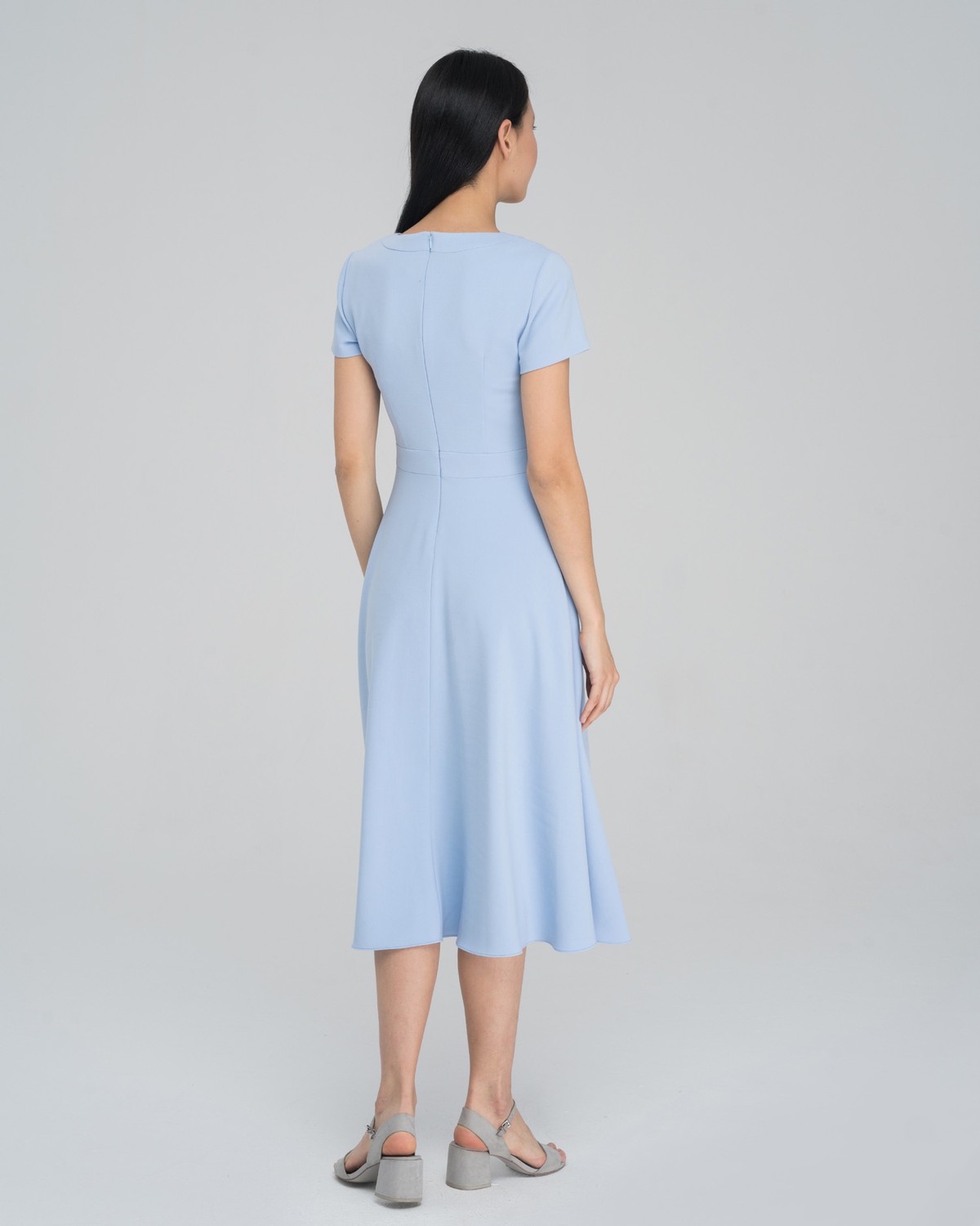 Платье DR055, цвет: голубой Allweneed Платье А-силуэта с V-образным вырезом дополнено декоративными пуговицами в тон изделия. Нежный, женственный вариант на каждый день.
На модели размер XS