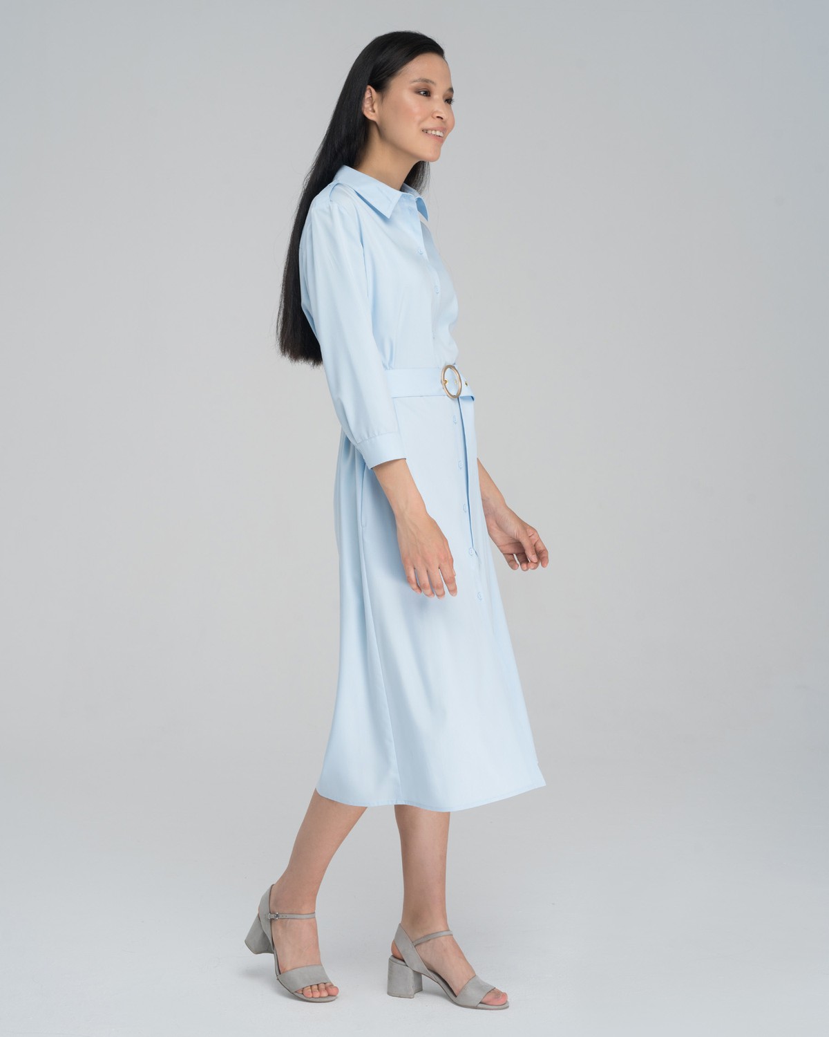 Платье-рубашка длины миди с застежкой на пуговицы и рукавом 3/4. Дополнено поясом в тон изделия с золотой матовой пряжкой. Это платье по-настоящему многофункциональное, потому что его можно носить не только как платье, но и как накидку.

На модели размер XS