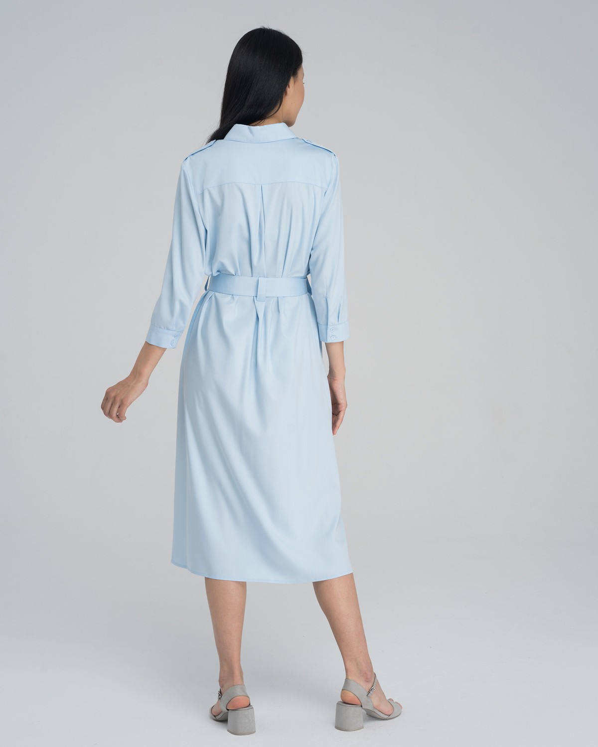 Платье-рубашка длины миди с застежкой на пуговицы и рукавом 3/4. Дополнено поясом в тон изделия с золотой матовой пряжкой. Это платье по-настоящему многофункциональное, потому что его можно носить не только как платье, но и как накидку.

На модели размер XS