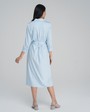 Платье-рубашка длины миди с застежкой на пуговицы и рукавом 3/4. Дополнено поясом в тон изделия с золотой матовой пряжкой. Это платье по-настоящему многофункциональное, потому что его можно носить не только как платье, но и как накидку.

На модели размер XS