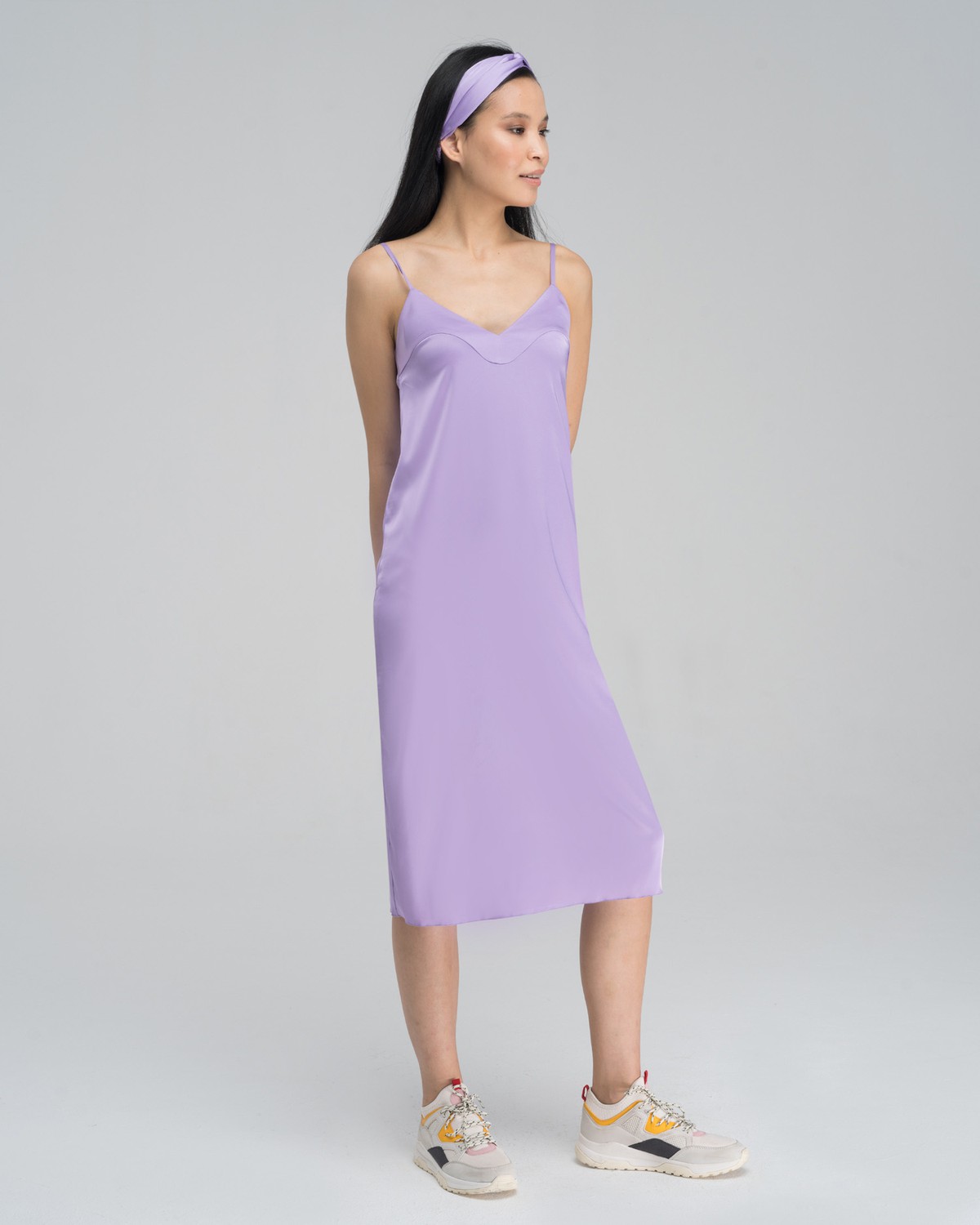 Платье-комбинация из вискозного шелка в бельевом стиле на подкладке. Дополнено повязкой на голову в тон изделия. Платье универсально за счет базового и минималистичного кроя-с ним можно создать бесконечное количество стильных образов: носите платье с жакетом в офис, с рубашкой на прогулку и с объемным свитером на одно плечо на свидание.