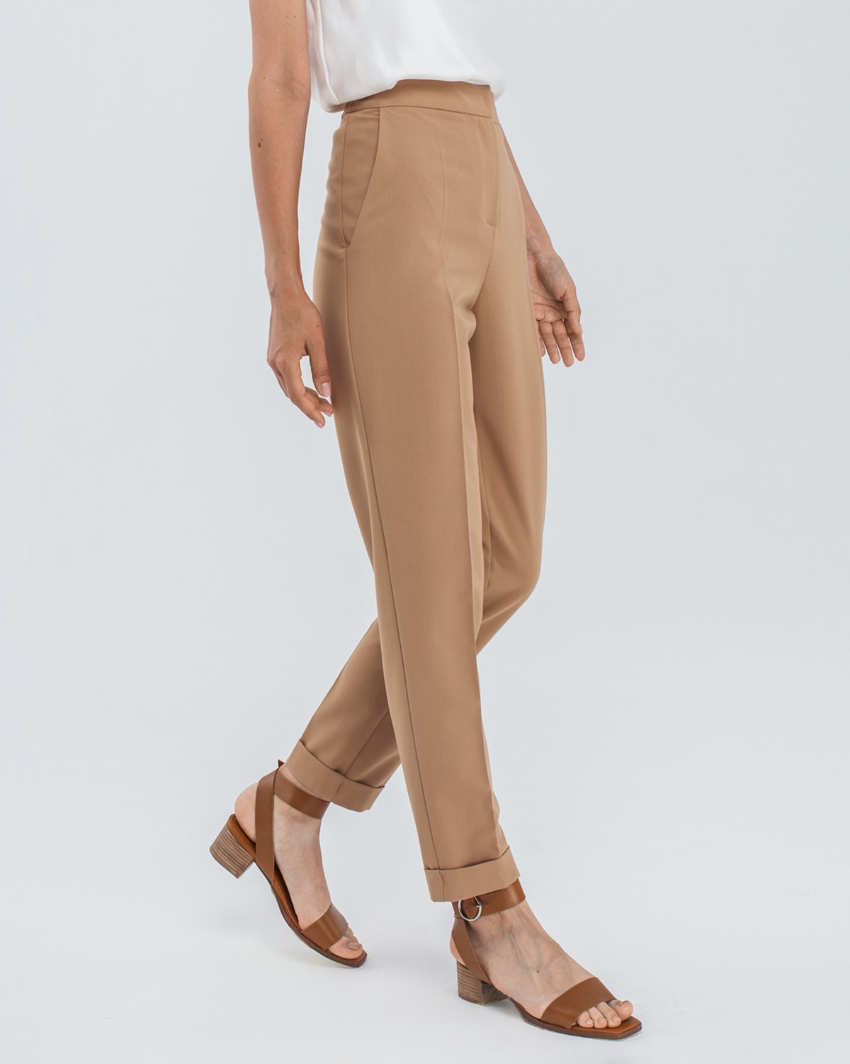 Брюки с отворотами на высокой талии слегка зауженные к низу. Дополнены проглаженной стрелкой. В сочетании с жакетом в тон создадут образ, который добавит Вам уверенности в себе.

На модели размер XS