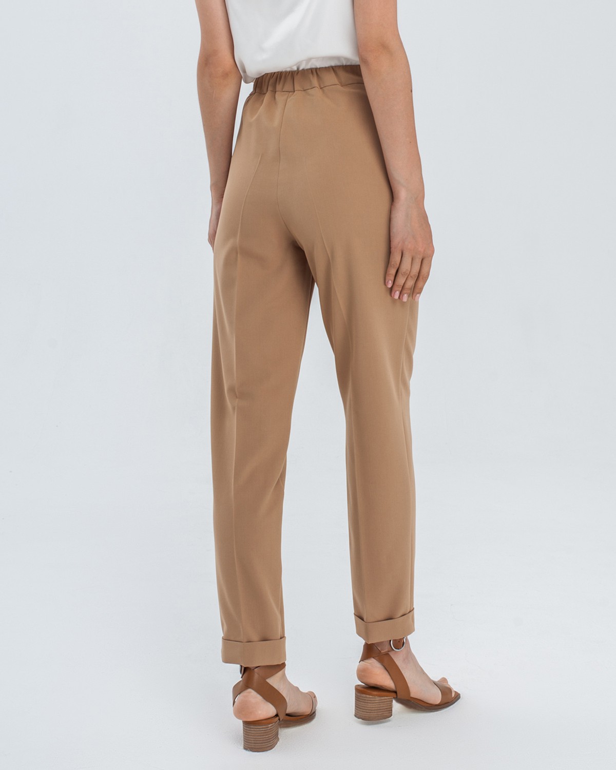 Брюки с отворотами на высокой талии слегка зауженные к низу. Дополнены проглаженной стрелкой. В сочетании с жакетом в тон создадут образ, который добавит Вам уверенности в себе.

На модели размер XS