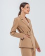 Слегка приталенный однобортный жакет с застежкой на две пуговицы и клапанами на карманах. Дополнен широким поясом с обтяжной пряжкой в тон изделия и обтяжными пуговицами. Широкий пояс подчеркнет тонкую талию и сформирует силуэт песочные часы