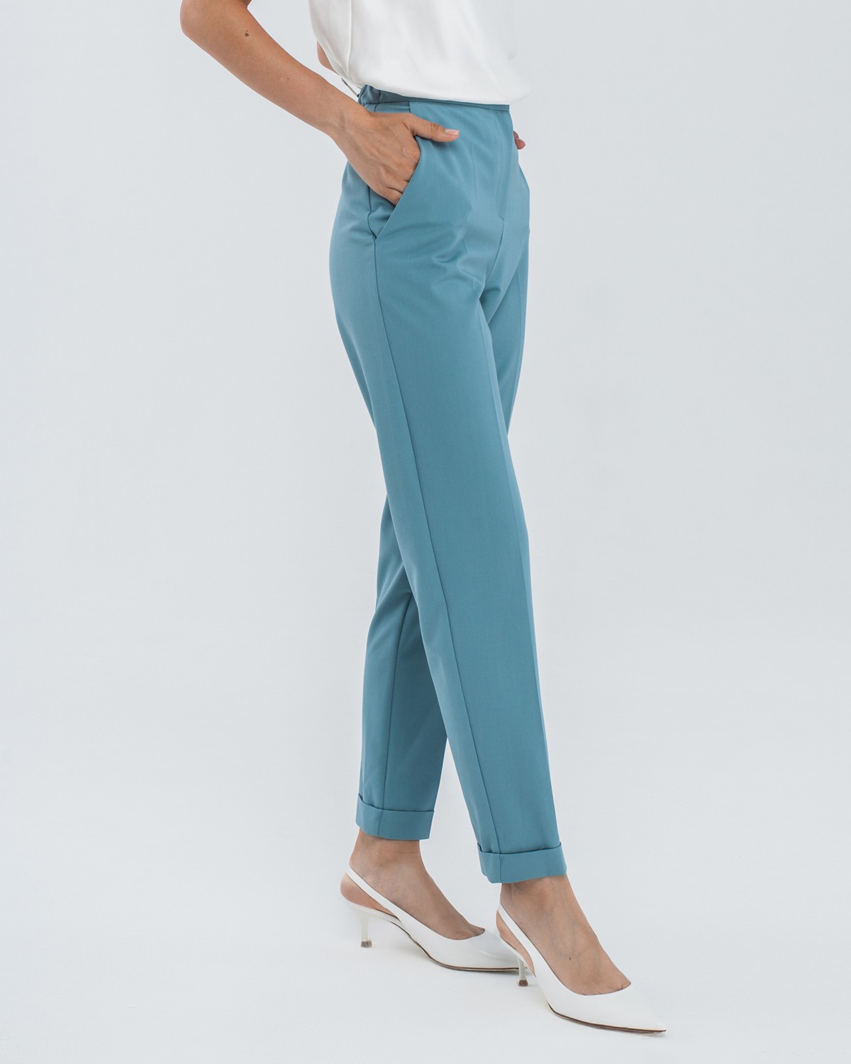 Брюки PA020, цвет: зеленый Allweneed Брюки с отворотами на высокой талии слегка зауженные к низу. Дополнены проглаженной стрелкой. В сочетании с жакетом в тон создадут образ, который добавит Вам уверенности в себе.
На модели размер XS