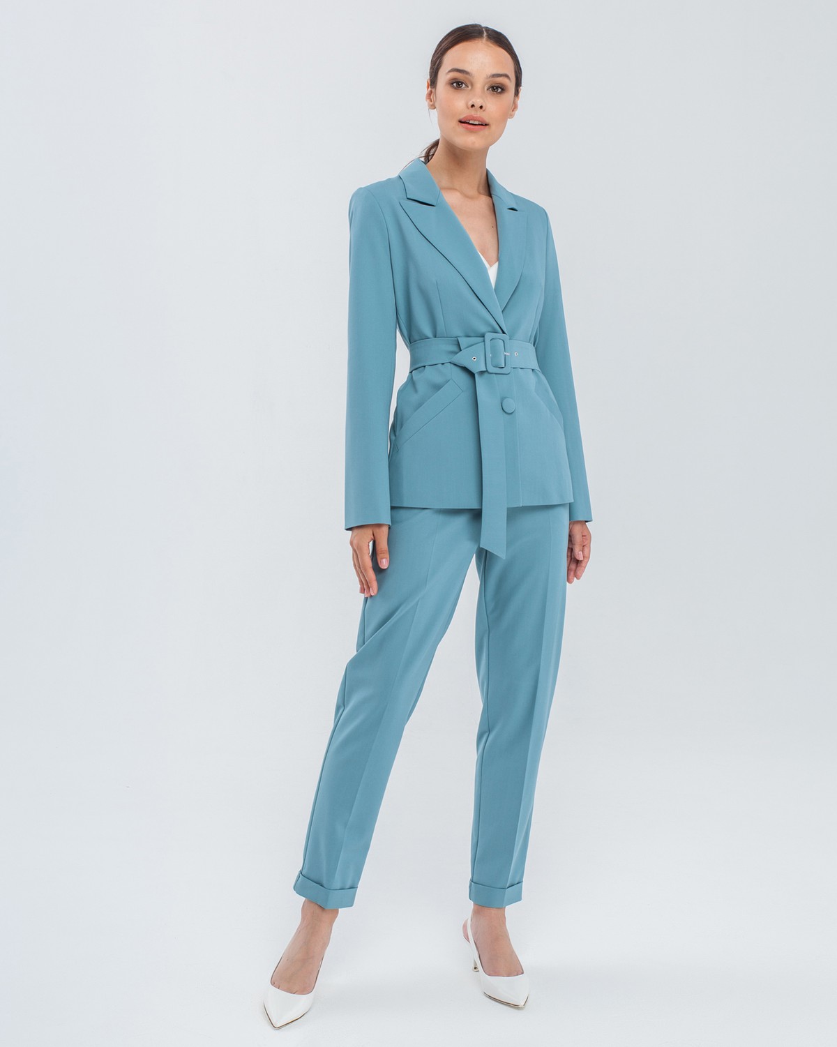 Брюки PA020, цвет: зеленый Allweneed Брюки с отворотами на высокой талии слегка зауженные к низу. Дополнены проглаженной стрелкой. В сочетании с жакетом в тон создадут образ, который добавит Вам уверенности в себе.
На модели размер XS