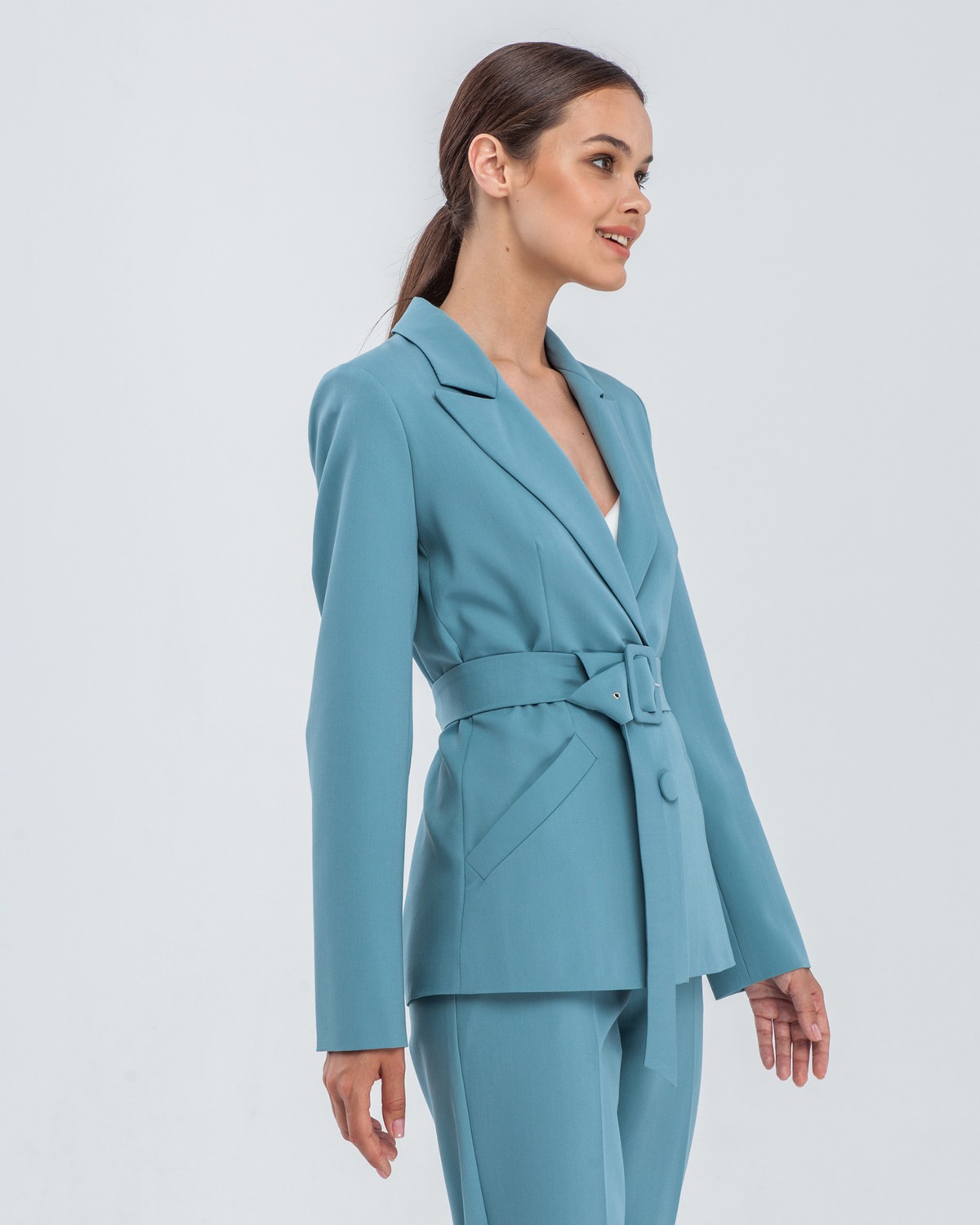 Жакет однобортный с поясом, цвет: зеленый Allweneed Слегка приталенный однобортный жакет с застежкой на две пуговицы и клапанами на карманах. Дополнен широким поясом с обтяжной пряжкой в тон изделия и обтяжными пуговицами. Широкий пояс подчеркнет тонкую талию и сформирует силуэт песочные часы