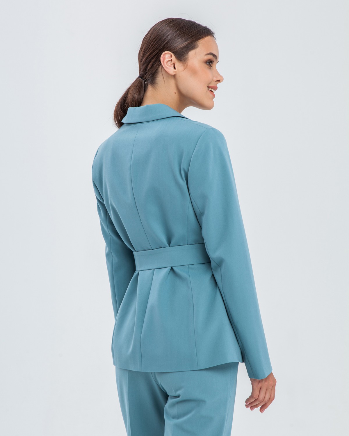 Жакет однобортный с поясом, цвет: зеленый Allweneed Слегка приталенный однобортный жакет с застежкой на две пуговицы и клапанами на карманах. Дополнен широким поясом с обтяжной пряжкой в тон изделия и обтяжными пуговицами. Широкий пояс подчеркнет тонкую талию и сформирует силуэт песочные часы