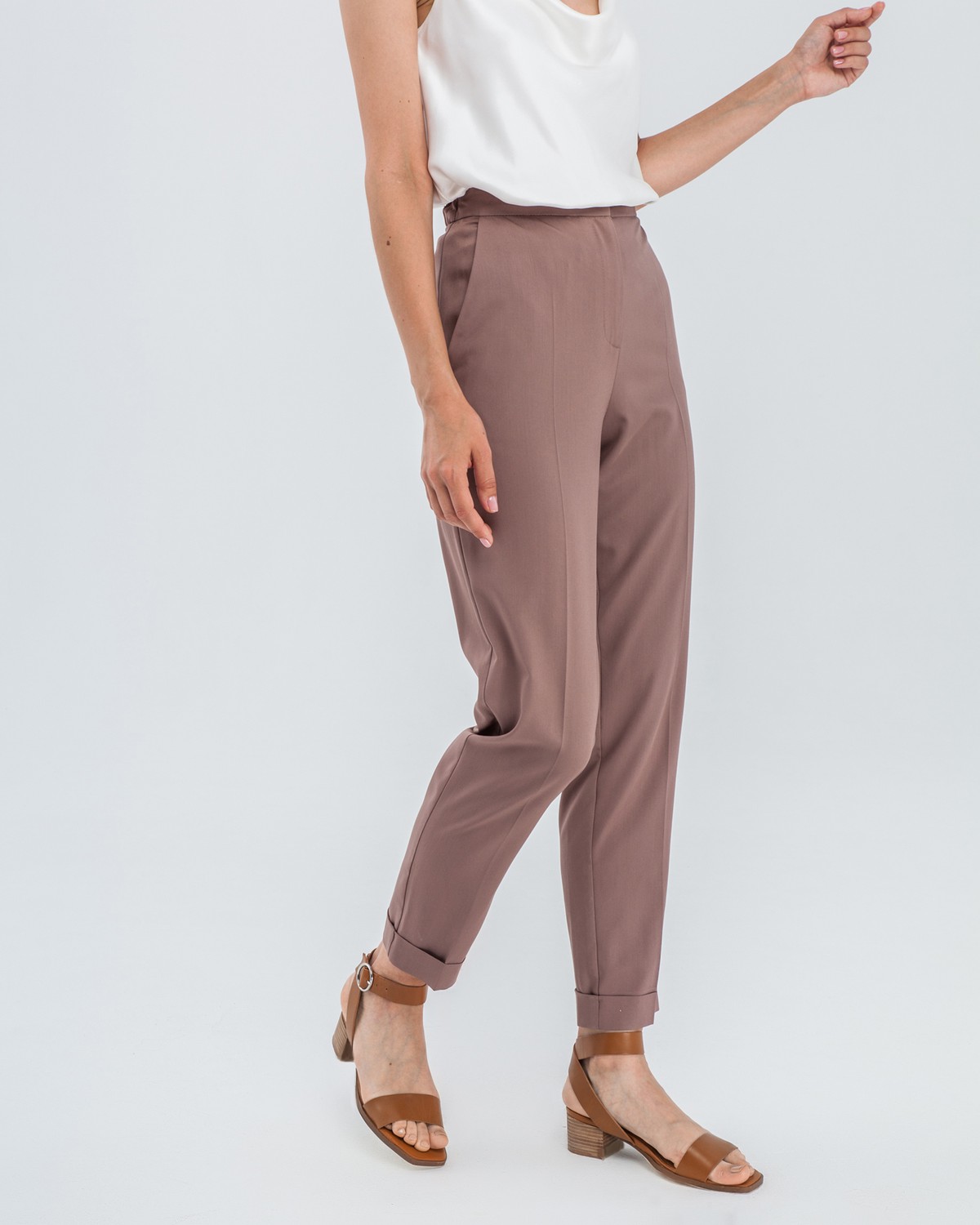 Брюки с отворотами на высокой талии слегка зауженные к низу. Дополнены проглаженной стрелкой. В сочетании с жакетом в тон создадут образ, который добавит Вам уверенности в себе.

На модели размер XS