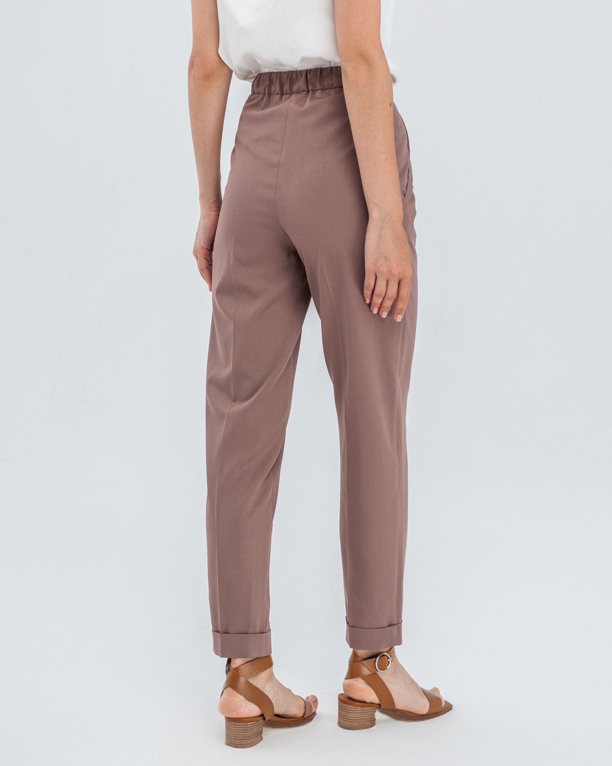 Брюки с отворотами на высокой талии слегка зауженные к низу. Дополнены проглаженной стрелкой. В сочетании с жакетом в тон создадут образ, который добавит Вам уверенности в себе.

На модели размер XS