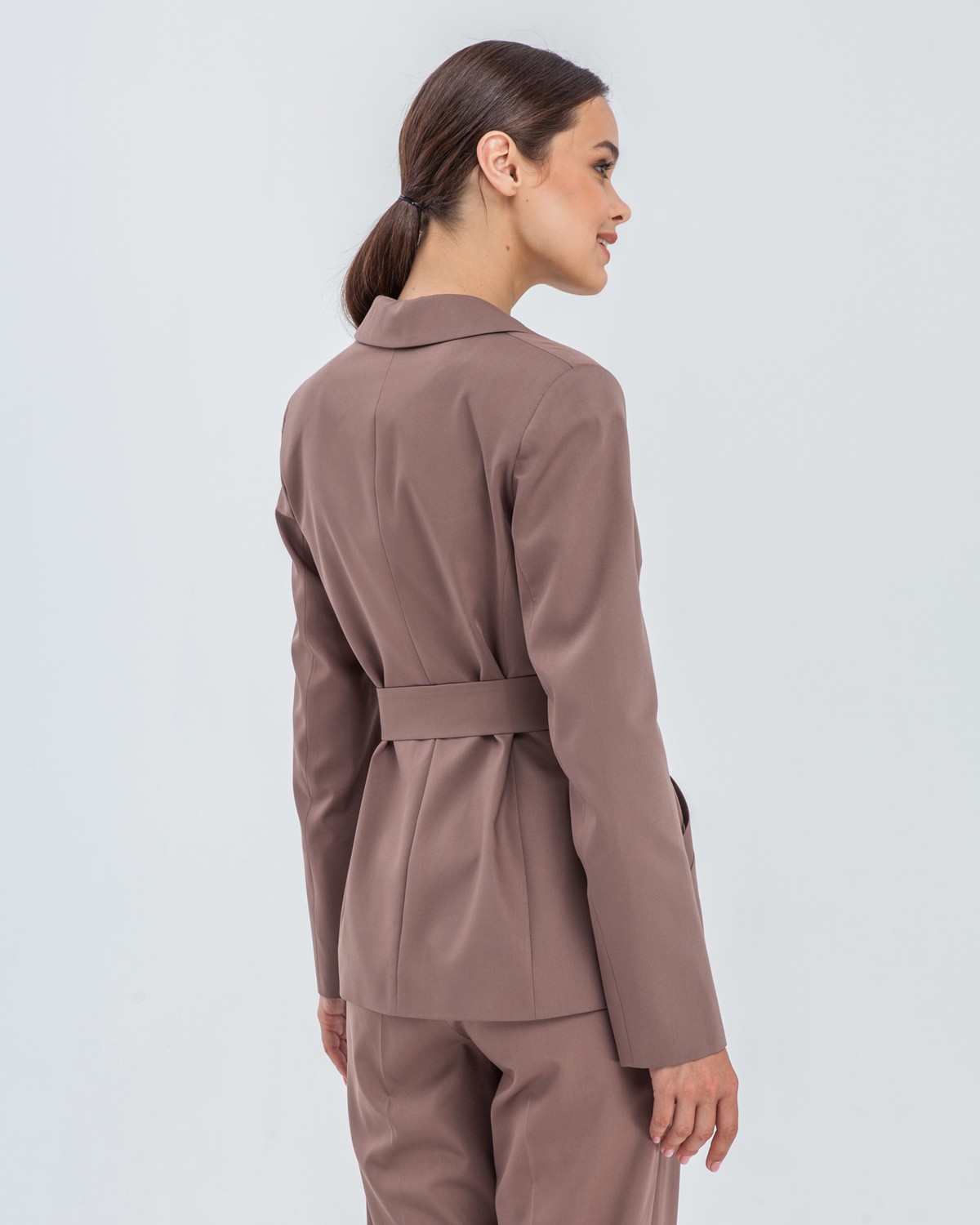 Жакет однобортный с поясом, цвет: какао Allweneed Слегка приталенный однобортный жакет с застежкой на две пуговицы и клапанами на карманах. Дополнен широким поясом с обтяжной пряжкой в тон изделия и обтяжными пуговицами. Широкий пояс подчеркнет тонкую талию и сформирует силуэт песочные часы