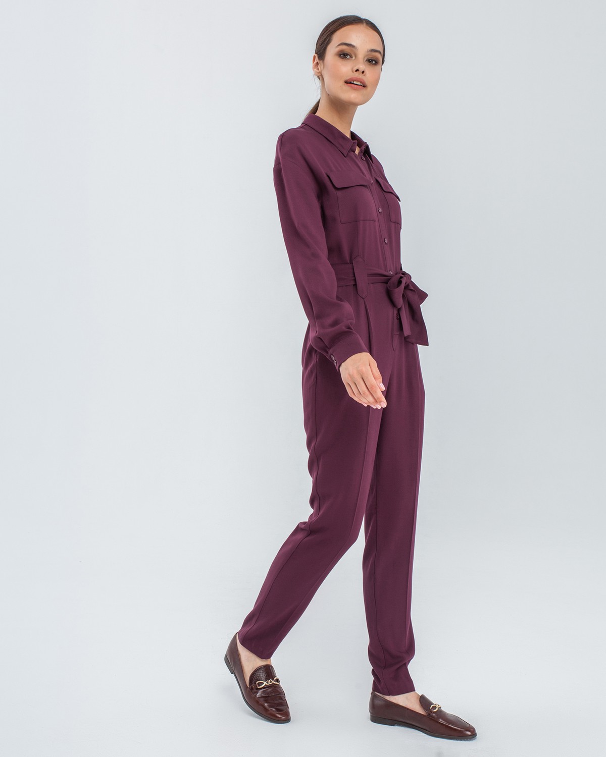 Комбинезон с длинным рукавом в стиле сафари из струящейся вискозы. Дополнен накладными карманами, пуговицами в тон, широким поясом и широкими шлевками. Комбинезон избавит Вас от вопроса: что надеть?. Он прекрасно сочетается с любой обувью, а также его можно дополнить Вашим любимым жакетом.

На модели размер XS