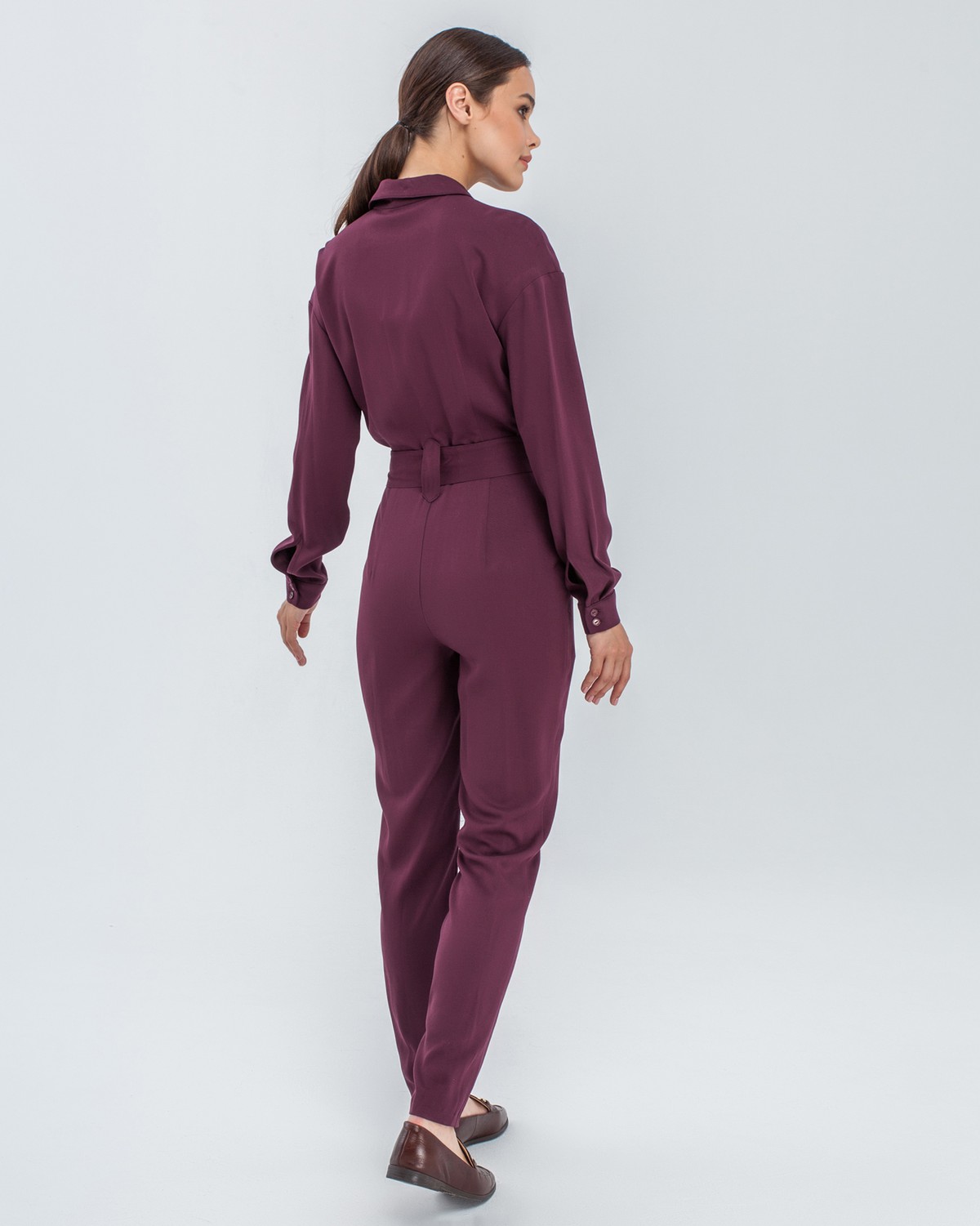 Комбинезон с длинным рукавом в стиле сафари из струящейся вискозы. Дополнен накладными карманами, пуговицами в тон, широким поясом и широкими шлевками. Комбинезон избавит Вас от вопроса: что надеть?. Он прекрасно сочетается с любой обувью, а также его можно дополнить Вашим любимым жакетом.

На модели размер XS