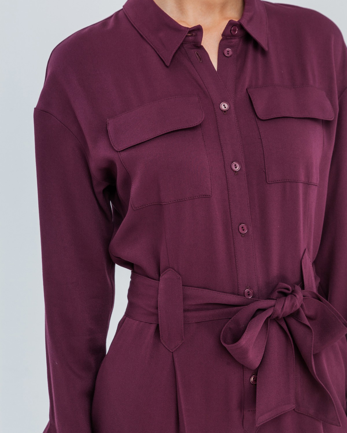 Комбинезон с длинным рукавом в стиле сафари из струящейся вискозы. Дополнен накладными карманами, пуговицами в тон, широким поясом и широкими шлевками. Комбинезон избавит Вас от вопроса: что надеть?. Он прекрасно сочетается с любой обувью, а также его можно дополнить Вашим любимым жакетом.

На модели размер XS