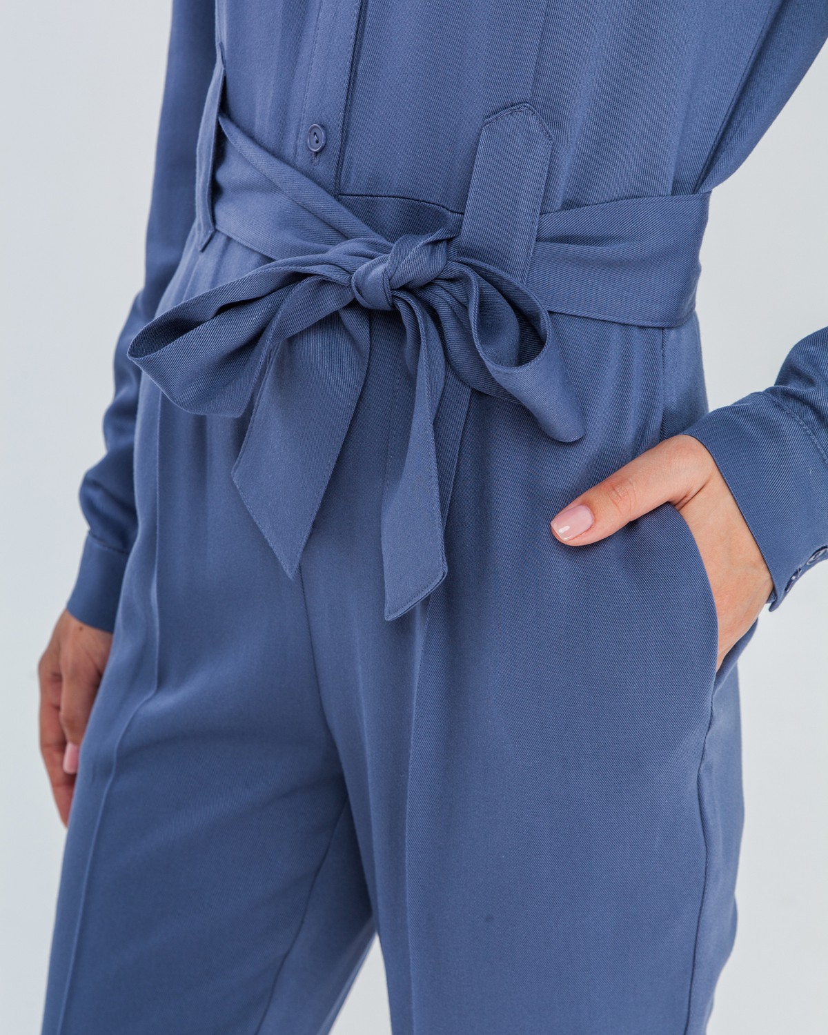 Комбинезон с длинным рукавом, цвет: серо-синий Allweneed Комбинезон с длинным рукавом в стиле сафари из струящейся вискозы. Дополнен накладными карманами, пуговицами в тон, широким поясом и широкими шлевками. Комбинезон избавит Вас от вопроса: что надеть?. Он прекрасно сочетается с любой обувью, а также его можно дополнить Вашим любимым жакетом.
На модели размер XS