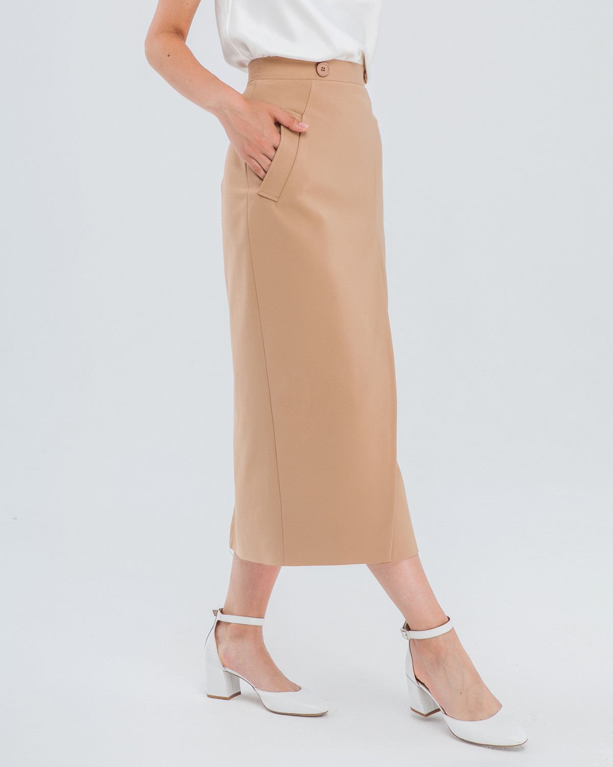 Юбка-карандаш с запАхом длины миди, дополнена карманами-листочками и пуговицей на поясе. Застегивается на потайную молнию на спинку. Сочетайте с объемным верхом: рубашкой бойфренда,блузами с запАхом,футболками, трикотажем и топами в бельевом стиле.

На модели размер XS